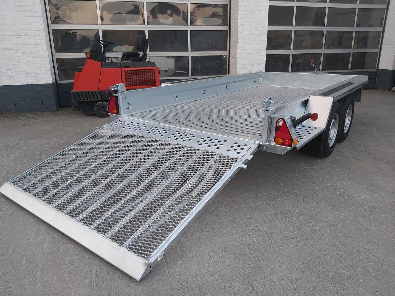 Brenderup MT 3651 MT3600 STB3500s 360x179x27cm Auffahrklappe Lochboden Stahl Reserverad 3500kg - Maskinhenger: bilde 1 Brenderup MT 3651 MT3600 STB3500s 360x179x27cm Auffahrklappe Lochboden Stahl Reserverad 3500kg - Maskinhenger: bilde 1