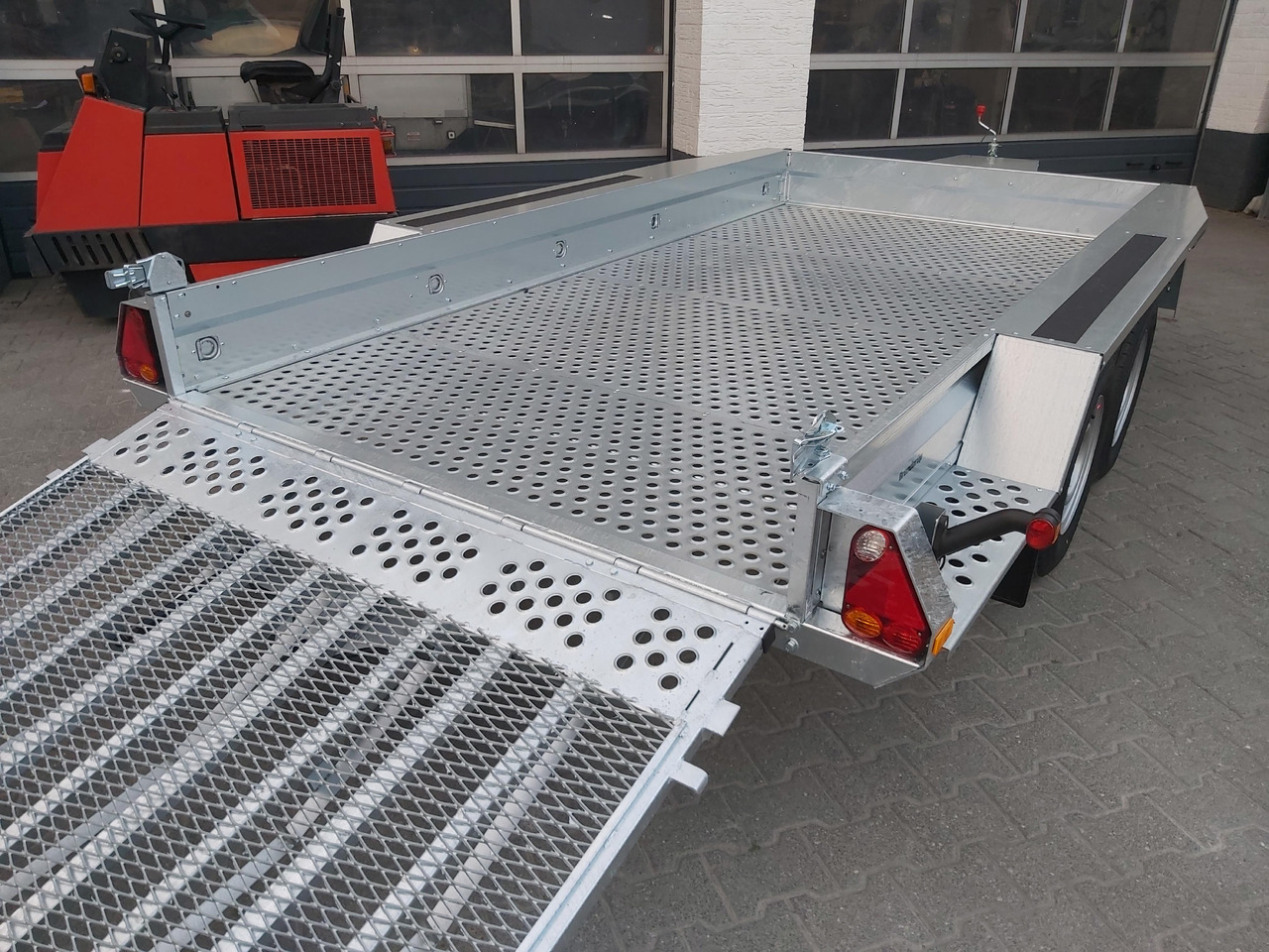 Brenderup MT 3651 MT3600 STB3500s 360x179x27cm Auffahrklappe Lochboden Stahl Reserverad 3500kg - Maskinhenger: bilde 2 Brenderup MT 3651 MT3600 STB3500s 360x179x27cm Auffahrklappe Lochboden Stahl Reserverad 3500kg - Maskinhenger: bilde 2