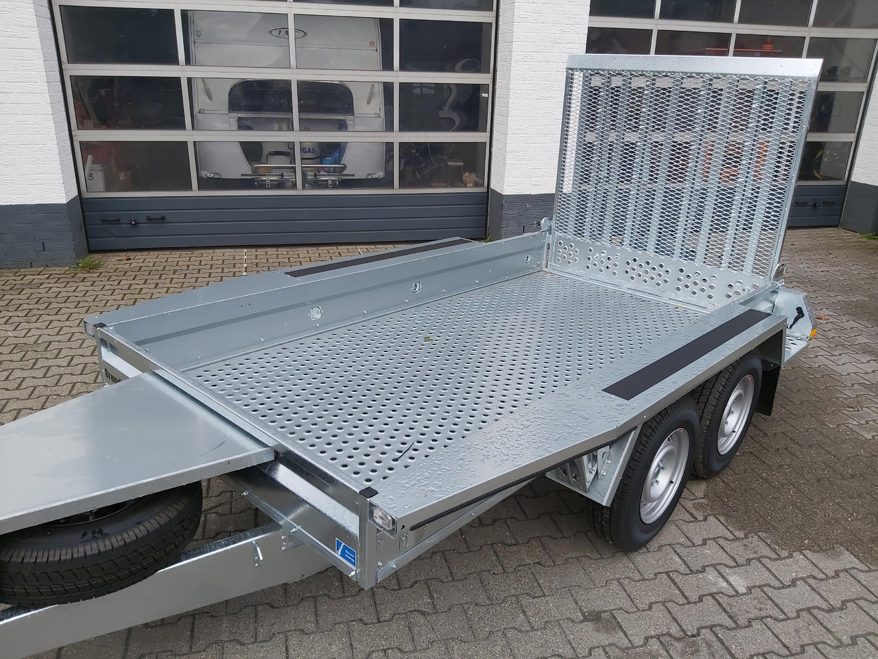 Brenderup Maschinentransporter MT 3080 STF 308x152x25cm Stahllochboden 3000kg - Maskinhenger: bilde 4 Brenderup Maschinentransporter MT 3080 STF 308x152x25cm Stahllochboden 3000kg - Maskinhenger: bilde 4