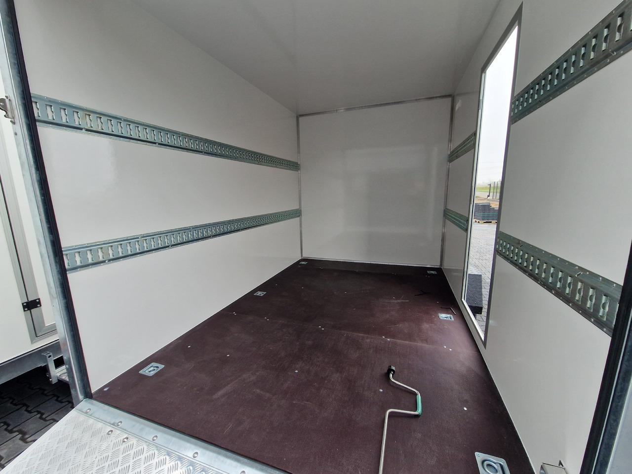 Koffer Sport Camp TFS 550.01 550x200x210cm Laderaum ST & Wohnabteil 2700kg - Campingvogn: bilde 5 Koffer Sport Camp TFS 550.01 550x200x210cm Laderaum ST & Wohnabteil 2700kg - Campingvogn: bilde 5