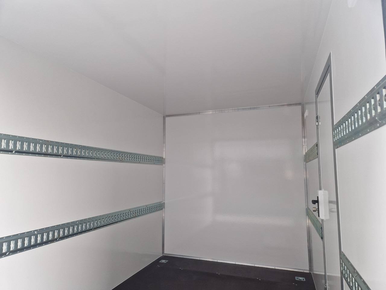 Campingvogn Koffer Sport Camp TFS 550.01 550x200x210cm Laderaum ST & Wohnabteil 2700kg: bilde 17 Campingvogn Koffer Sport Camp TFS 550.01 550x200x210cm Laderaum ST & Wohnabteil 2700kg: bilde 17