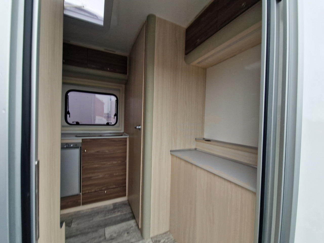 Campingvogn Koffer Sport Camp TFS 550.01 550x200x210cm Laderaum ST & Wohnabteil 2700kg: bilde 8 Campingvogn Koffer Sport Camp TFS 550.01 550x200x210cm Laderaum ST & Wohnabteil 2700kg: bilde 8