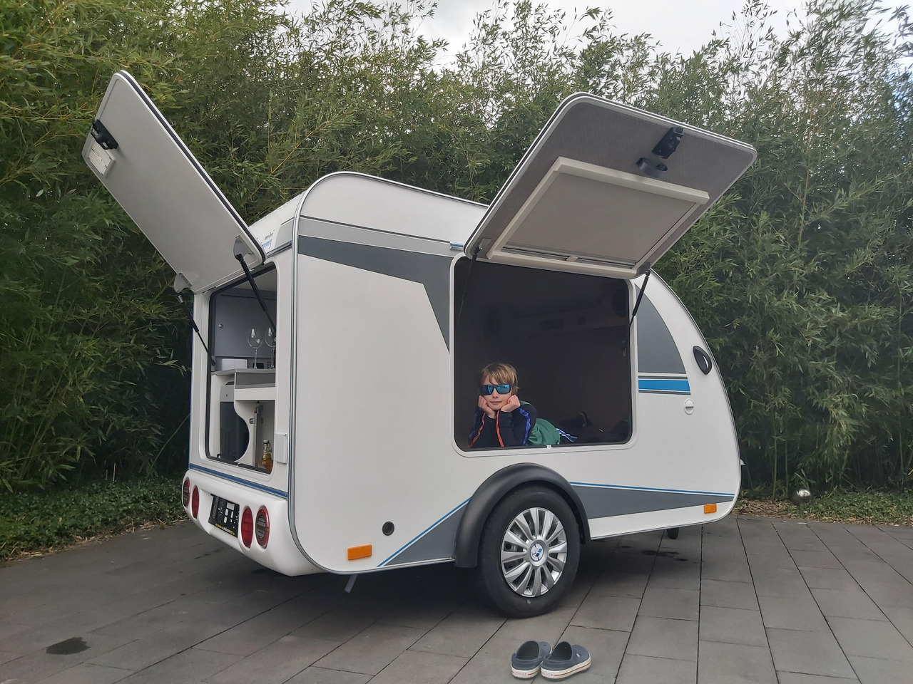 Mini Camper Mini Tommy TMC25 252x140x121cm aero V1 Küche 12V/230V 100km/H 750kg gebremst Modell 24 - Campingvogn: bilde 2 Mini Camper Mini Tommy TMC25 252x140x121cm aero V1 Küche 12V/230V 100km/H 750kg gebremst Modell 24 - Campingvogn: bilde 2