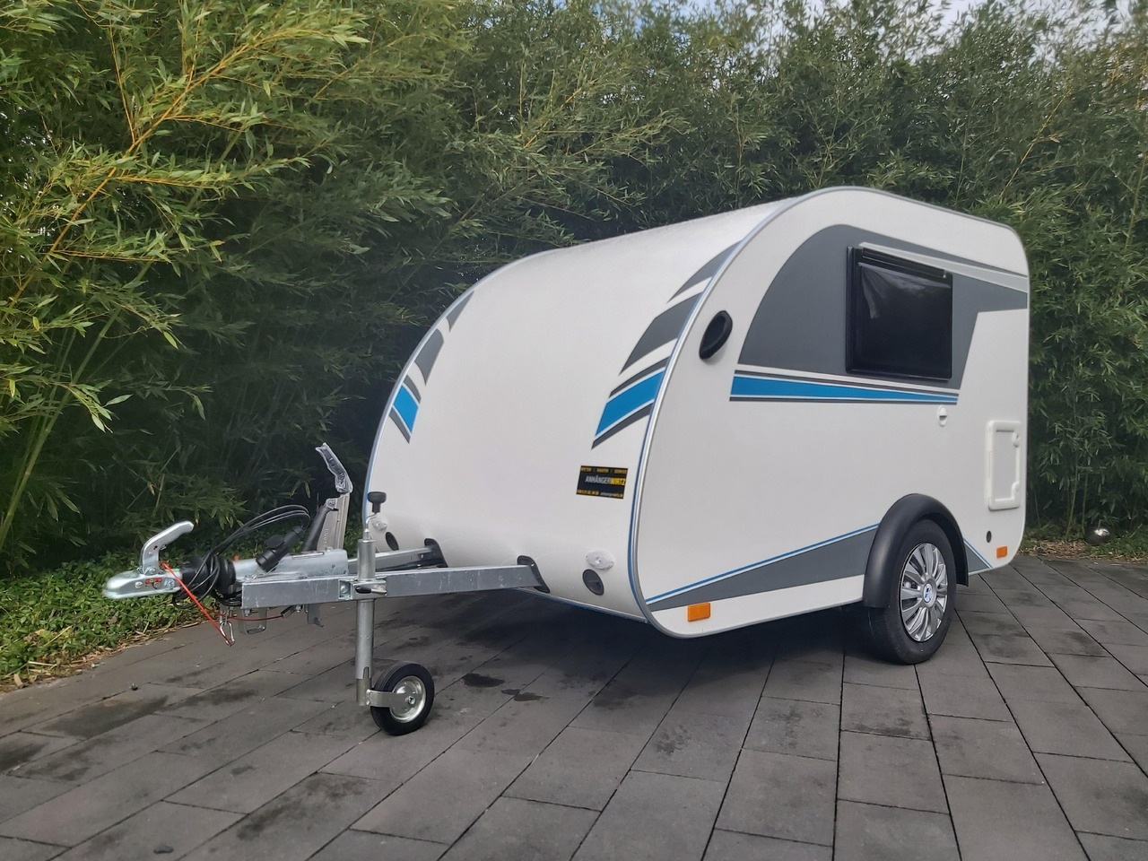 Mini Camper Mini Tommy TMC25 252x140x121cm aero V1 Küche 12V/230V 100km/H 750kg gebremst Modell 24 - Campingvogn: bilde 1 Mini Camper Mini Tommy TMC25 252x140x121cm aero V1 Küche 12V/230V 100km/H 750kg gebremst Modell 24 - Campingvogn: bilde 1