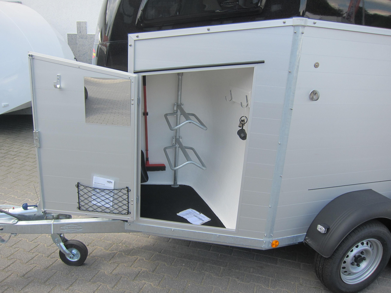 Pferdeanhänger Böckmann Champion R 165 Western Sattelkammer blackline 2400kg CFF 100 km/H Modell 22 - Hestehenger: bilde 4 Pferdeanhänger Böckmann Champion R 165 Western Sattelkammer blackline 2400kg CFF 100 km/H Modell 22 - Hestehenger: bilde 4