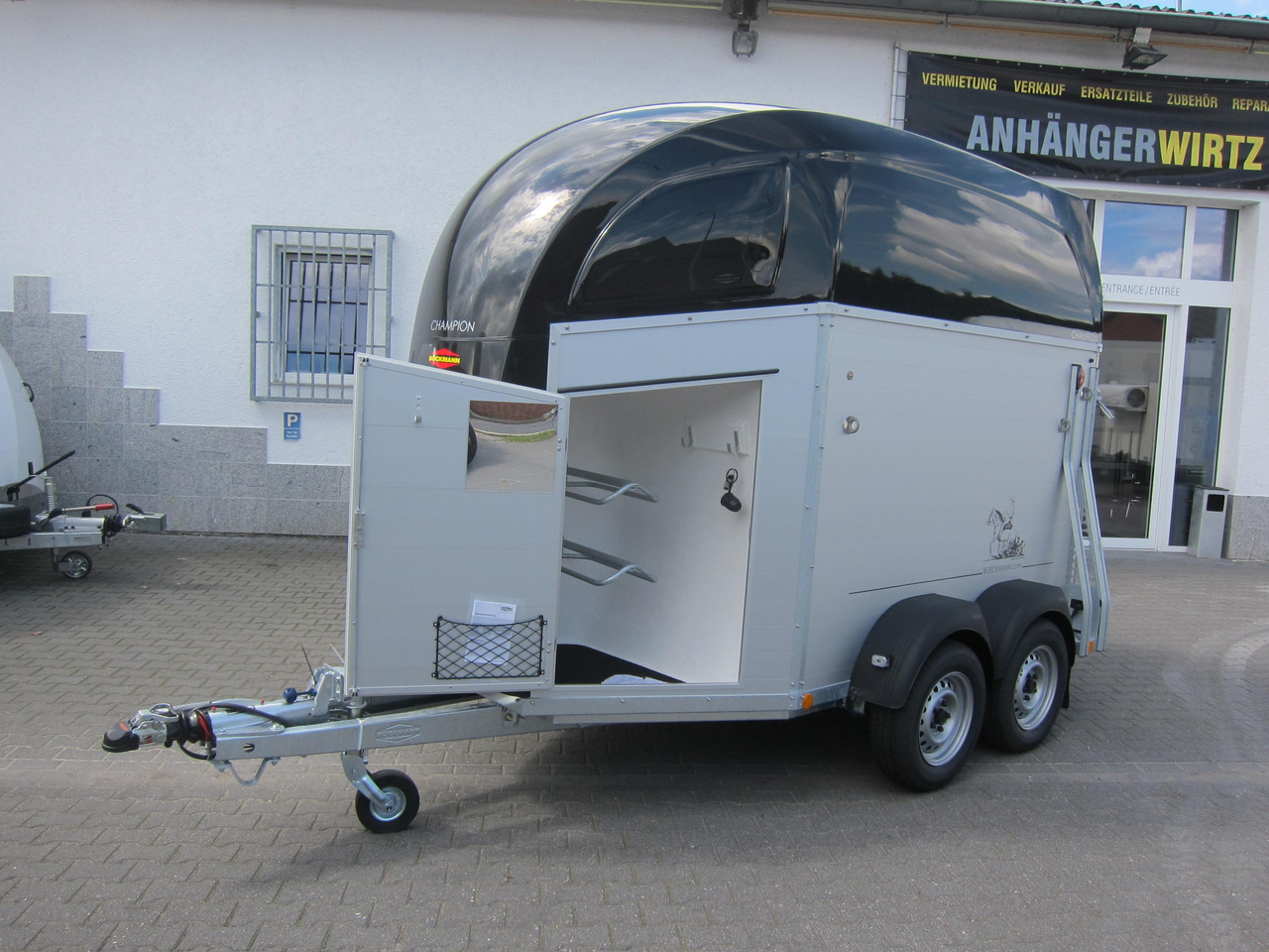 Pferdeanhänger Böckmann Champion R 165 Western Sattelkammer blackline 2400kg CFF 100 km/H Modell 22 - Hestehenger: bilde 2 Pferdeanhänger Böckmann Champion R 165 Western Sattelkammer blackline 2400kg CFF 100 km/H Modell 22 - Hestehenger: bilde 2