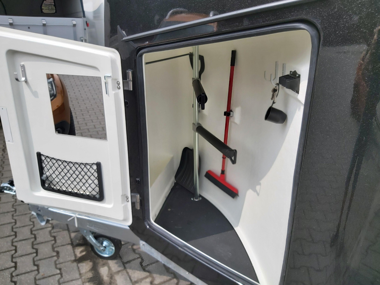Hestehenger Pferdeanhänger Böckmann Comfort Esprit black Set Sattelkammer Trittschutz 100km/H 2400kg Modell 2024: bilde 7