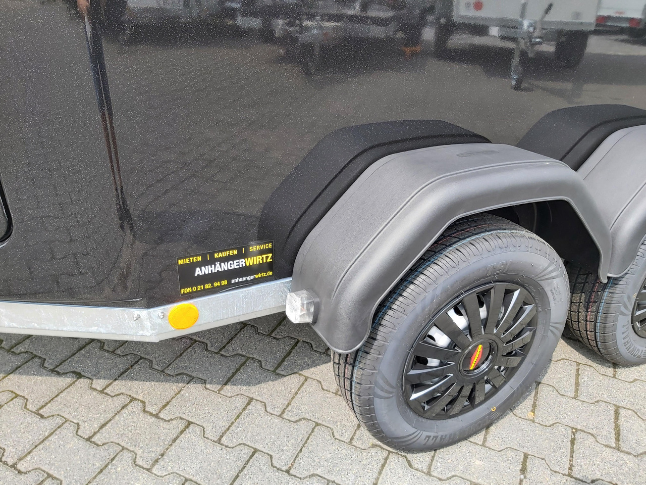 Pferdeanhänger Böckmann Comfort Esprit black Set Sattelkammer Trittschutz 100km/H 2400kg Modell 2024 - Hestehenger: bilde 3 Pferdeanhänger Böckmann Comfort Esprit black Set Sattelkammer Trittschutz 100km/H 2400kg Modell 2024 - Hestehenger: bilde 3
