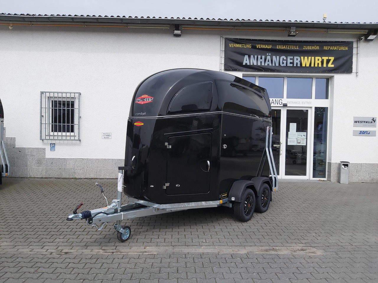 Pferdeanhänger Böckmann Comfort Esprit black Set Sattelkammer Trittschutz 100km/H 2400kg Modell 2024 - Hestehenger: bilde 2 Pferdeanhänger Böckmann Comfort Esprit black Set Sattelkammer Trittschutz 100km/H 2400kg Modell 2024 - Hestehenger: bilde 2