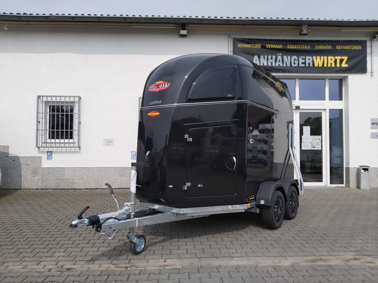 Pferdeanhänger Böckmann Comfort Esprit black Set Sattelkammer Trittschutz 100km/H 2400kg Modell 2024 - Hestehenger: bilde 1 Pferdeanhänger Böckmann Comfort Esprit black Set Sattelkammer Trittschutz 100km/H 2400kg Modell 2024 - Hestehenger: bilde 1