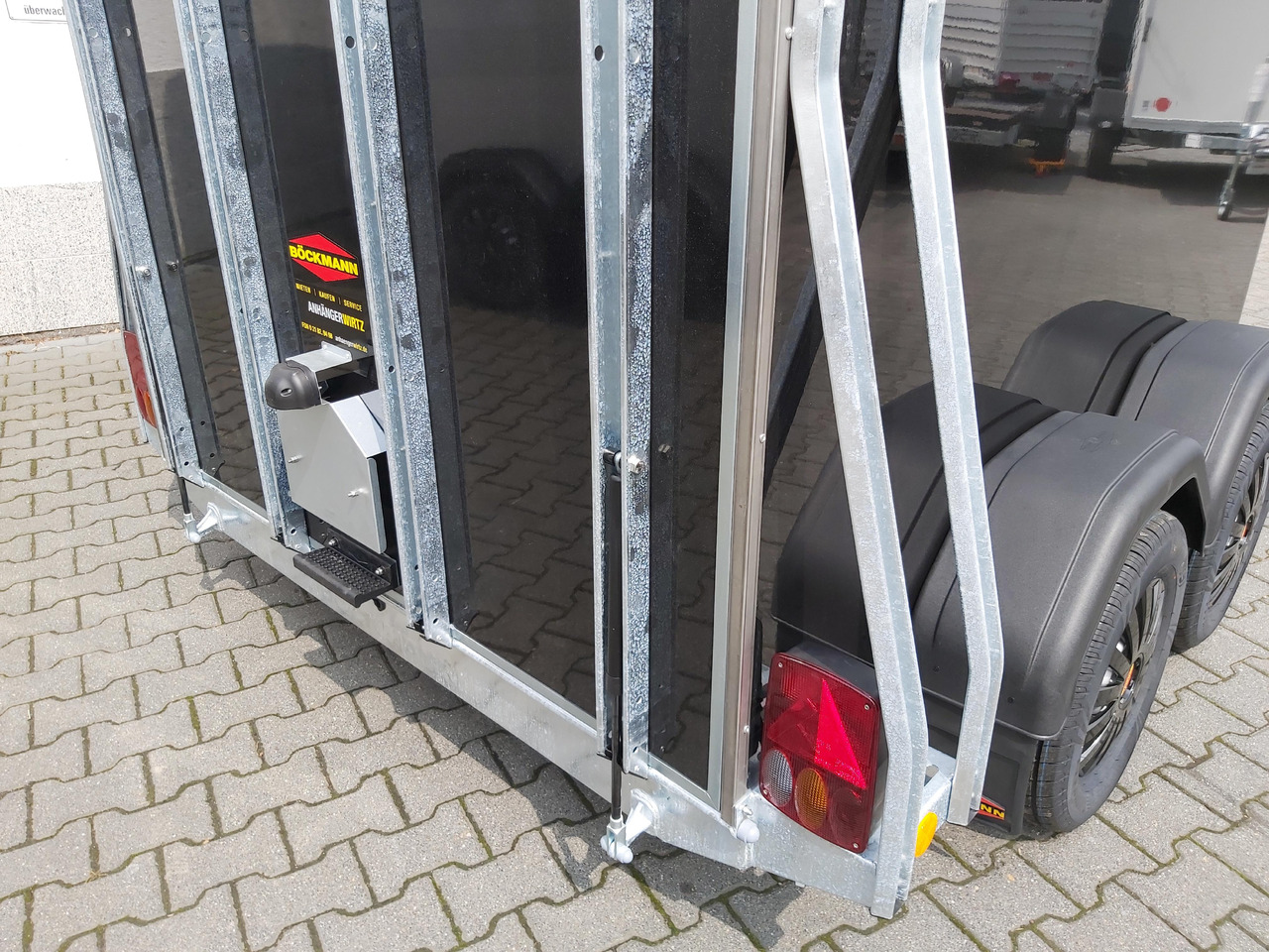 Hestehenger Pferdeanhänger Böckmann Comfort Esprit black Set Sattelkammer Trittschutz 100km/H 2400kg Modell 2024: bilde 9