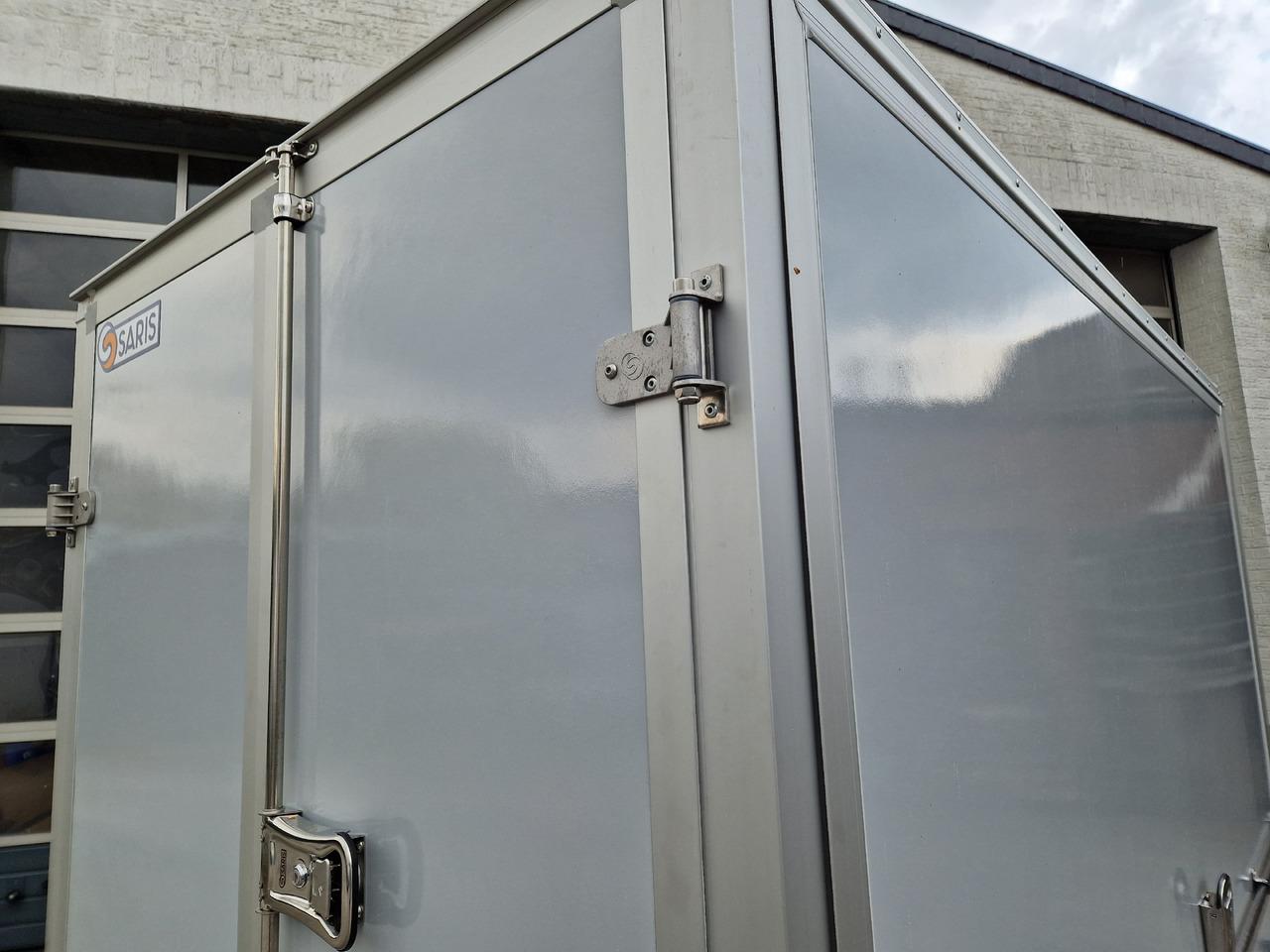 Leie  Saris Koffer GO 306 154 180 2000 2 306x154x180cm GFK grau Seitenklappe (M) 2000kg Modell 2024 Saris Koffer GO 306 154 180 2000 2 306x154x180cm GFK grau Seitenklappe (M) 2000kg Modell 2024: bilde 16