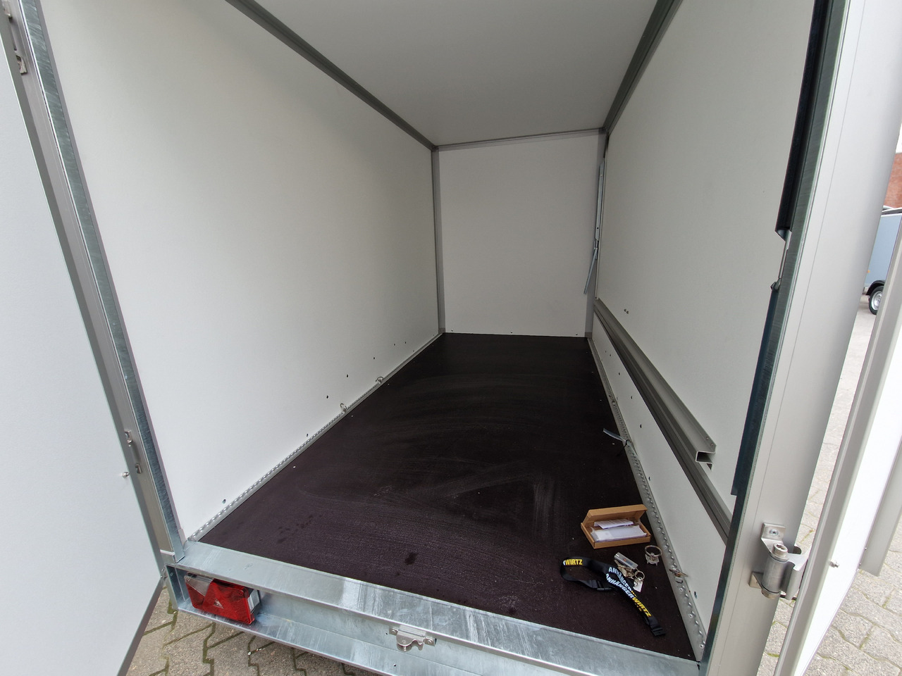 Leie  Saris Koffer GO 306 154 180 2000 2 306x154x180cm GFK grau Seitenklappe (M) 2000kg Modell 2024 Saris Koffer GO 306 154 180 2000 2 306x154x180cm GFK grau Seitenklappe (M) 2000kg Modell 2024: bilde 18