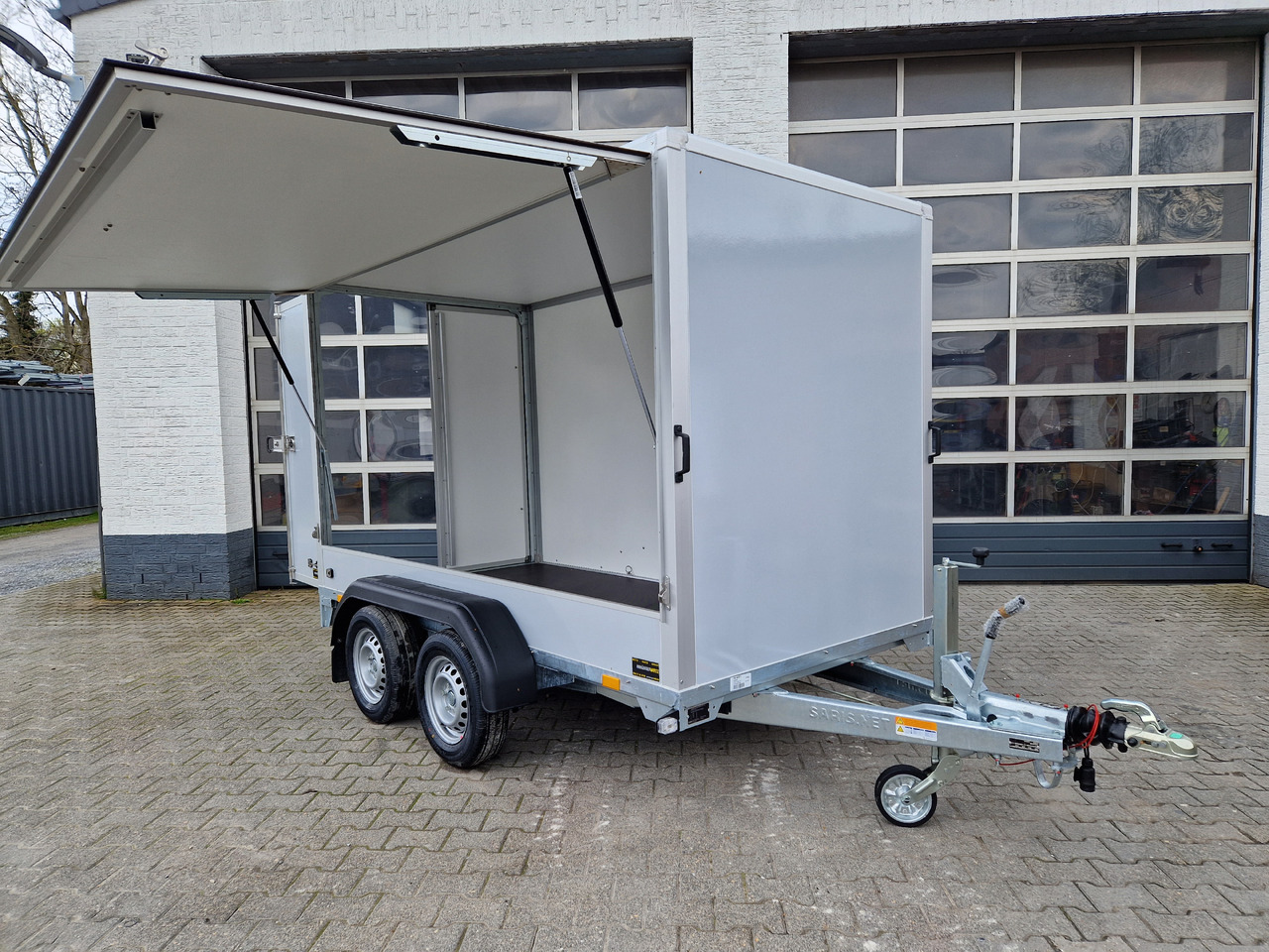 Saris Koffer GO 306 154 180 2000 2 306x154x180cm GFK grau Seitenklappe (M) 2000kg Modell 2024 - Skaphenger: bilde 2 Saris Koffer GO 306 154 180 2000 2 306x154x180cm GFK grau Seitenklappe (M) 2000kg Modell 2024 - Skaphenger: bilde 2