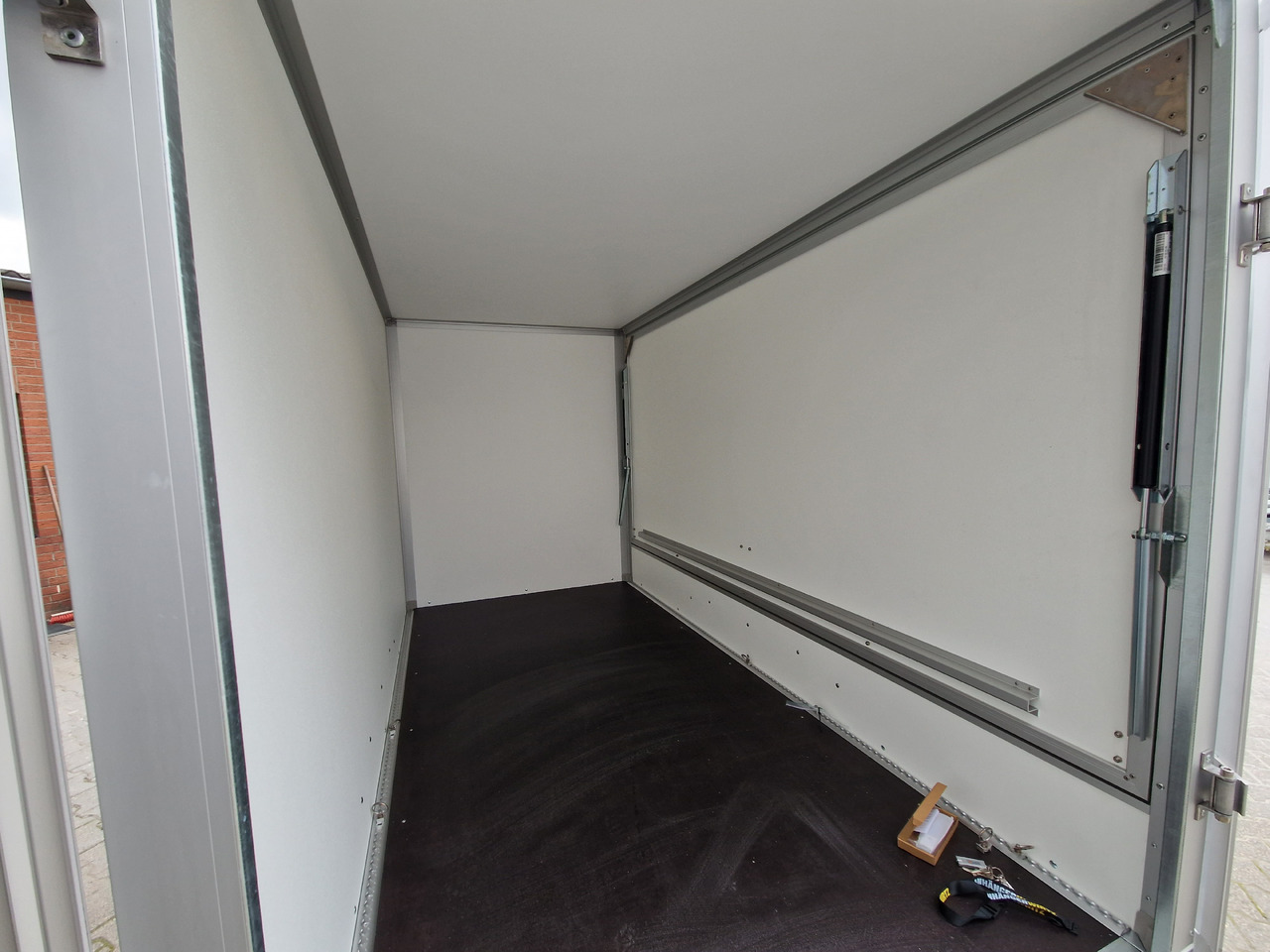 Leie  Saris Koffer GO 306 154 180 2000 2 306x154x180cm GFK grau Seitenklappe (M) 2000kg Modell 2024 Saris Koffer GO 306 154 180 2000 2 306x154x180cm GFK grau Seitenklappe (M) 2000kg Modell 2024: bilde 7