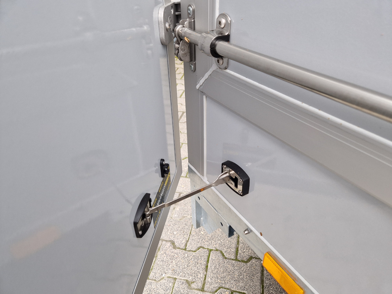 Leie  Saris Koffer GO 306 154 180 2000 2 306x154x180cm GFK grau Seitenklappe (M) 2000kg Modell 2024 Saris Koffer GO 306 154 180 2000 2 306x154x180cm GFK grau Seitenklappe (M) 2000kg Modell 2024: bilde 8