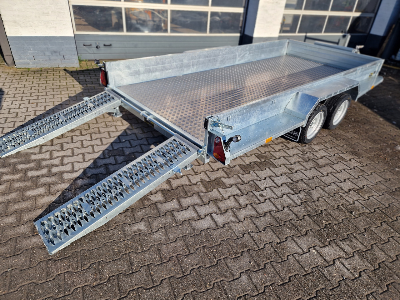 Saris Magnum MAXX 3500 406x182x30cm force one Rampen Schaufelablage 100km/H 3500kg Januar Aktion - Maskinhenger: bilde 1 Saris Magnum MAXX 3500 406x182x30cm force one Rampen Schaufelablage 100km/H 3500kg Januar Aktion - Maskinhenger: bilde 1