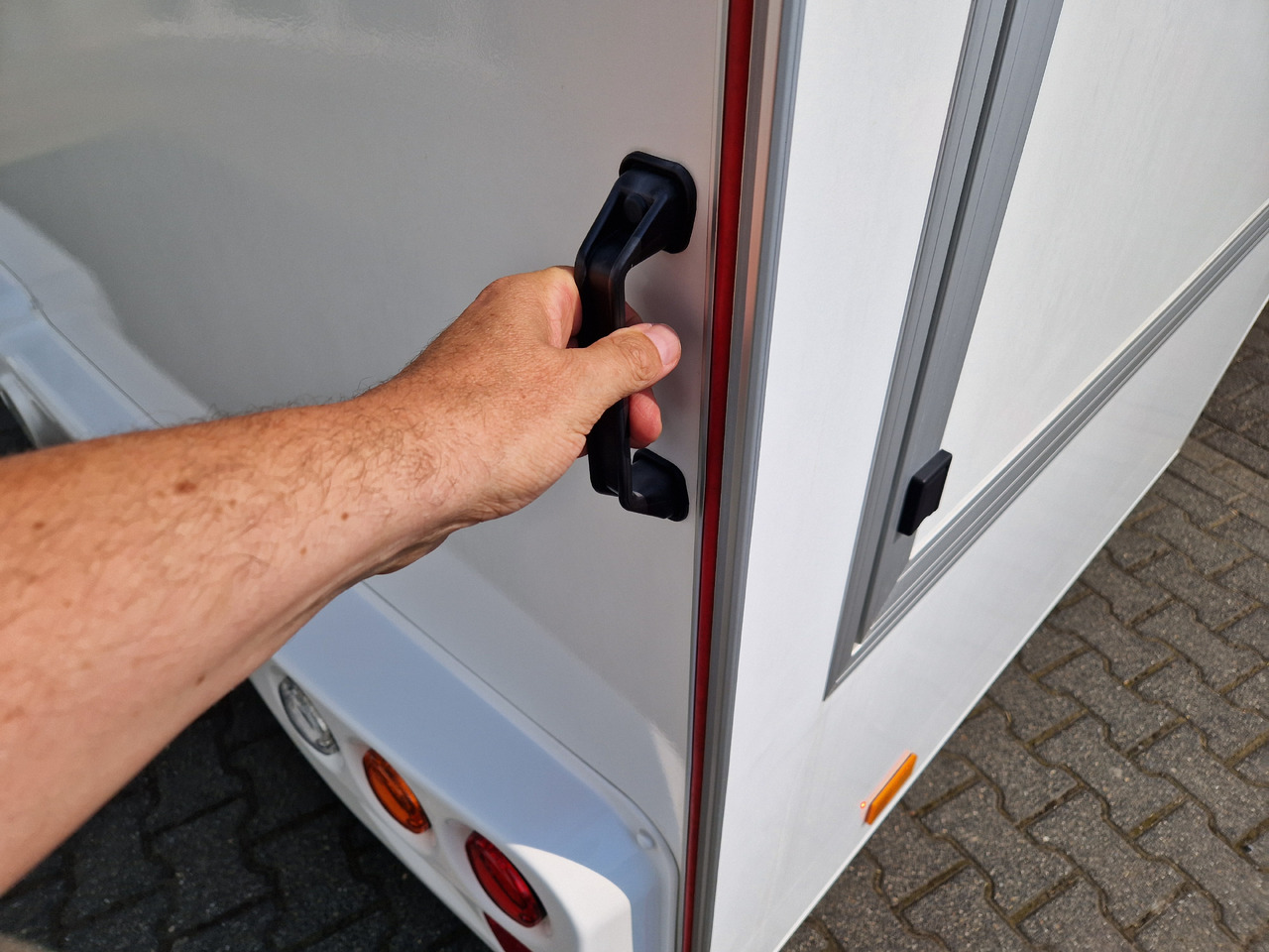 Salgsvogn Verkaufsanhänger VK 360 200 aero retro 360cm 1 Verkaufsklappe 1300kg Winter AKTION: bilde 13 Salgsvogn Verkaufsanhänger VK 360 200 aero retro 360cm 1 Verkaufsklappe 1300kg Winter AKTION: bilde 13