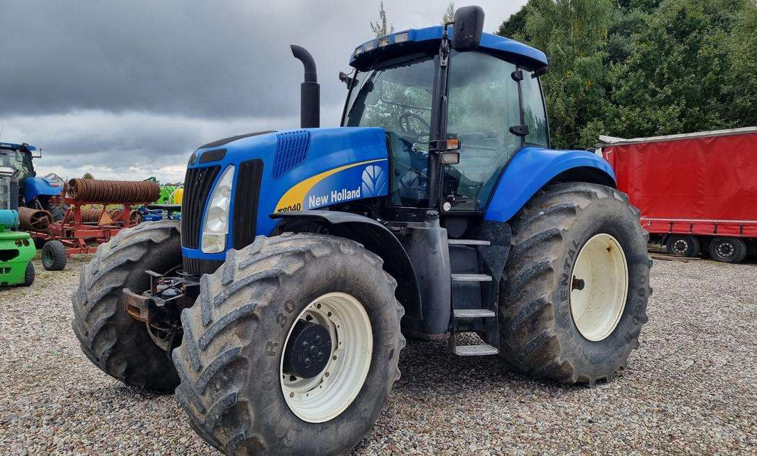 New Holland T8040 - Traktor: bilde 1 New Holland T8040 - Traktor: bilde 1