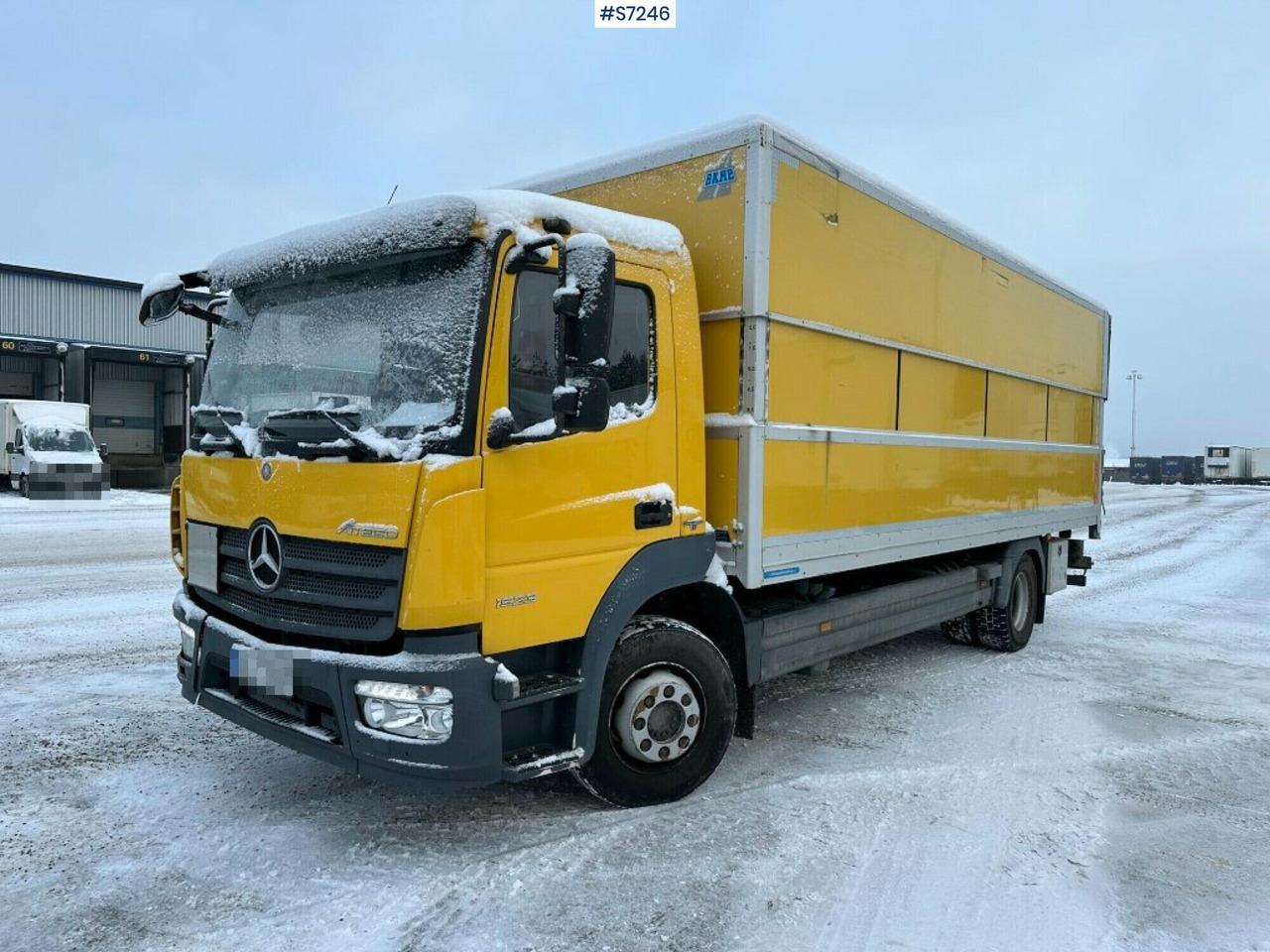 Box truck Mercedes Benz Atego 1523 with high and sinkable roof - Skapbil: bilde 1 Box truck Mercedes Benz Atego 1523 with high and sinkable roof - Skapbil: bilde 1