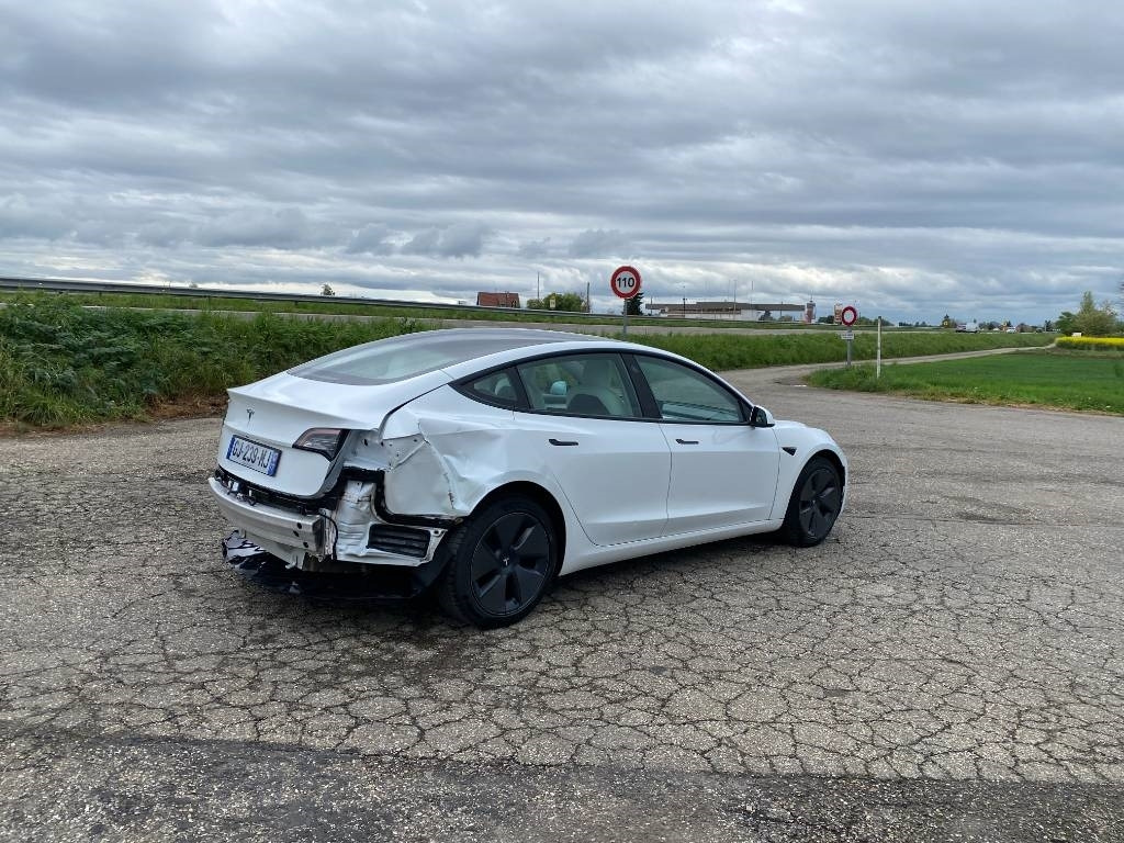Tesla MODEL 3 5YJ3 - Rwd-Carte Grise Française endommagé - Personenbil: bilde 4 Tesla MODEL 3 5YJ3 - Rwd-Carte Grise Française endommagé - Personenbil: bilde 4