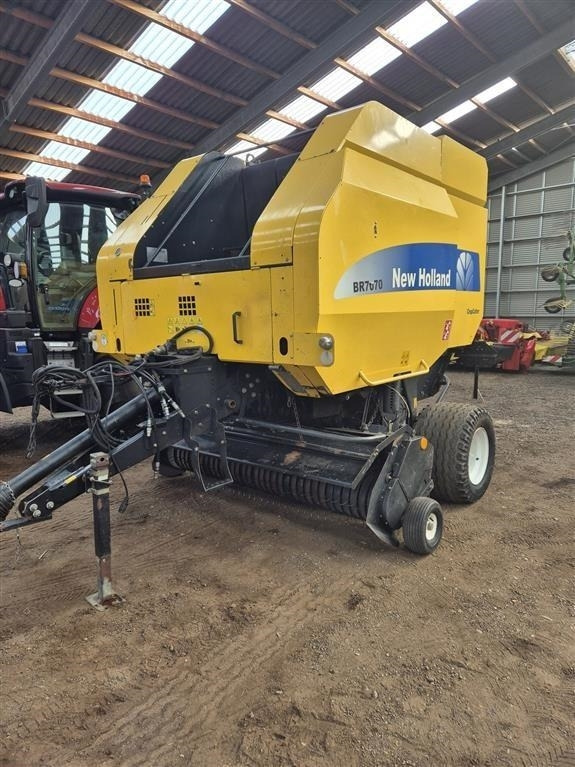 New Holland BR7070 med rotorsnitter Snitter  - Rundballepresse: bilde 1 New Holland BR7070 med rotorsnitter Snitter  - Rundballepresse: bilde 1