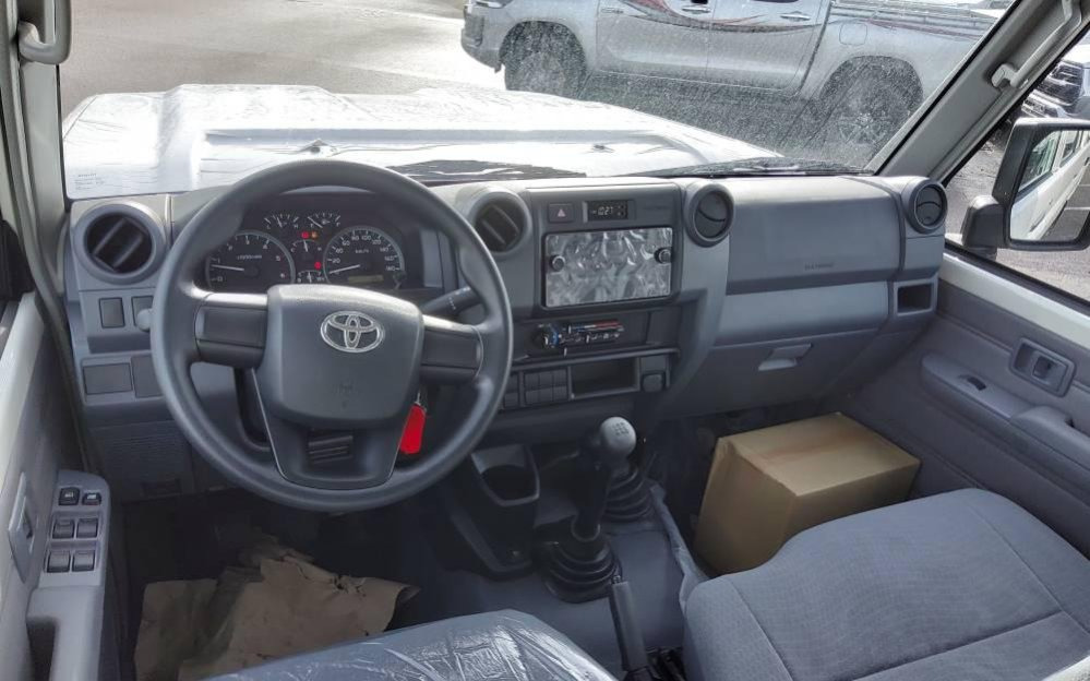 TOYOTA Toyota Land cruiser Station wagon Hzj 76 4.2L Diesel Manual 10 seats - SUV: bilde 2 TOYOTA Toyota Land cruiser Station wagon Hzj 76 4.2L Diesel Manual 10 seats - SUV: bilde 2