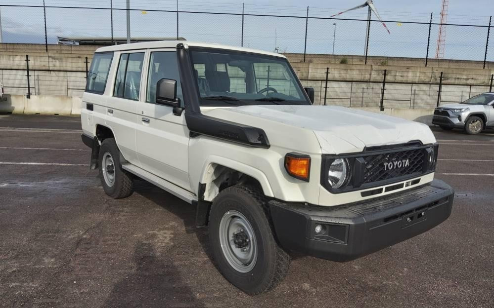 TOYOTA Toyota Land cruiser Station wagon Hzj 76 4.2L Diesel Manual 10 seats - SUV: bilde 1 TOYOTA Toyota Land cruiser Station wagon Hzj 76 4.2L Diesel Manual 10 seats - SUV: bilde 1