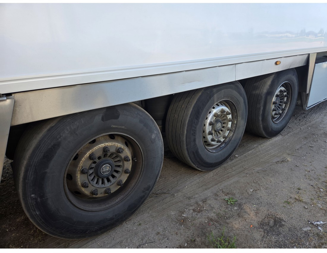 FRUHEAUF FST4 REFRIGERATED SEMITRAILER 3 AXLE MEAT RAILS THERMOKING SLX E 300 30 - Kjølesemi: bilde 5 FRUHEAUF FST4 REFRIGERATED SEMITRAILER 3 AXLE MEAT RAILS THERMOKING SLX E 300 30 - Kjølesemi: bilde 5