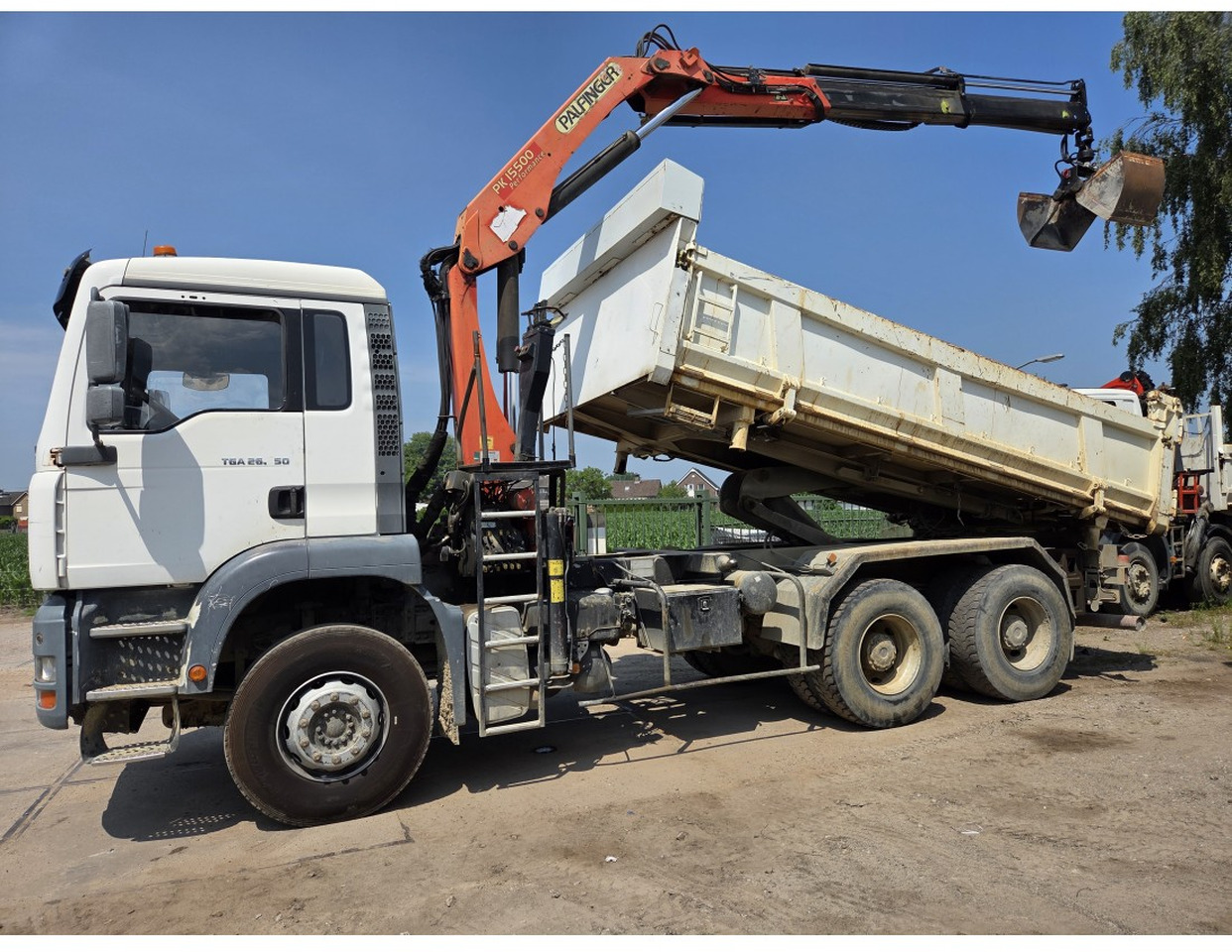 MAN TGA 26.350 6X4 BORDMATIC TIPPER CRANE PALFINGER PK15500 - Tippbil, Kranbil: bilde 3 MAN TGA 26.350 6X4 BORDMATIC TIPPER CRANE PALFINGER PK15500 - Tippbil, Kranbil: bilde 3