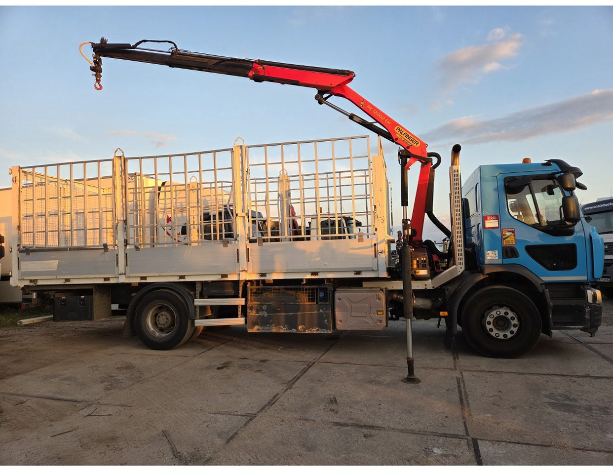 Renault C 280 4X2 Palfinger PK12002 EH Kran Crane Remote Control Automat flatbed truck - Planbil, Kranbil: bilde 3 Renault C 280 4X2 Palfinger PK12002 EH Kran Crane Remote Control Automat flatbed truck - Planbil, Kranbil: bilde 3