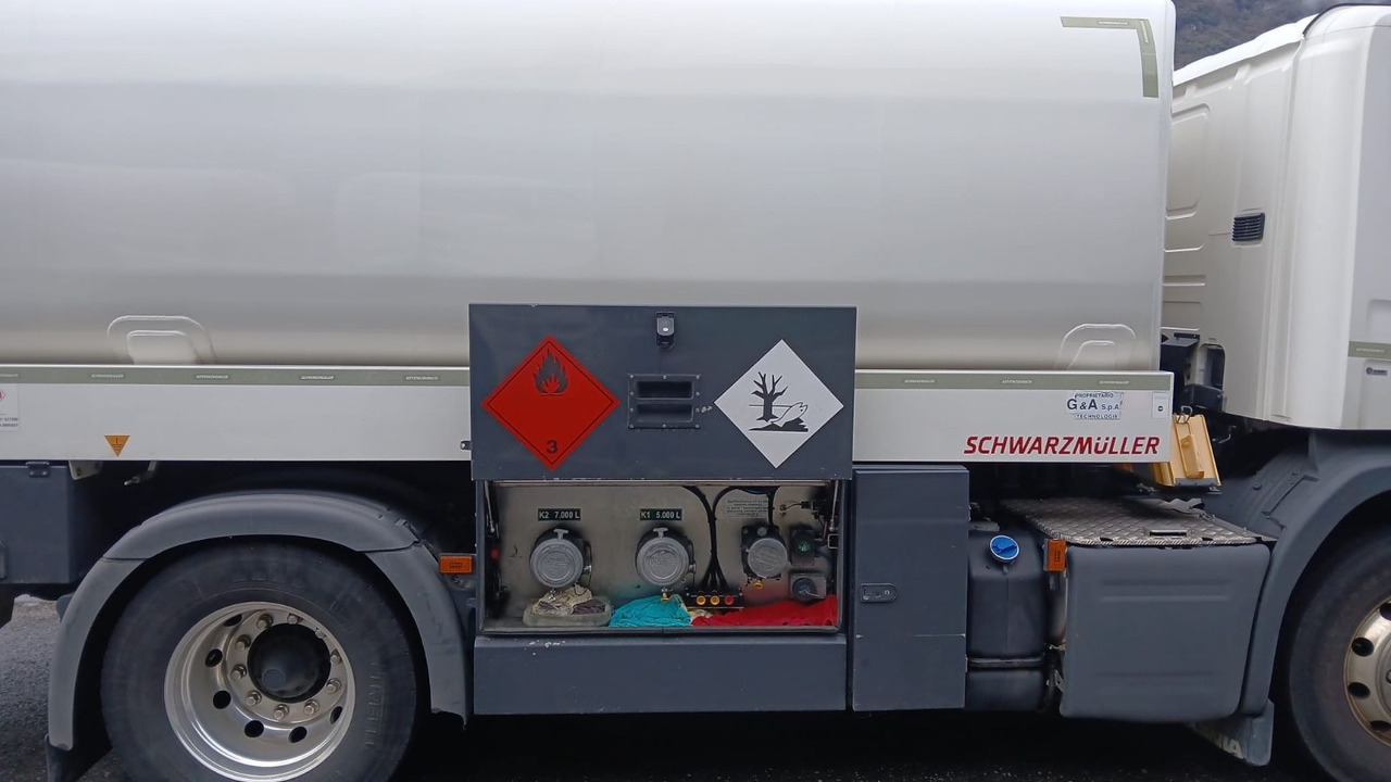 Scania P450 LB 4x2, ADR, Schwarzmueller Anhaenger Fuel - Tankbil: bilde 4 Scania P450 LB 4x2, ADR, Schwarzmueller Anhaenger Fuel - Tankbil: bilde 4