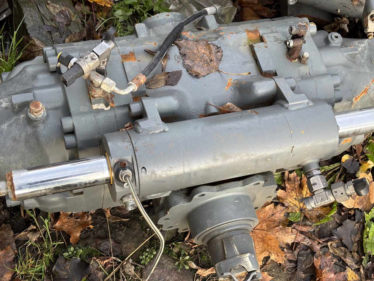 Claas Scorpion 635 Centralna Środkowa Obudowa Osi Przedniej 0019242110 00 1924 211 0 - Foraksel for Traktor: bilde 2 Claas Scorpion 635 Centralna Środkowa Obudowa Osi Przedniej 0019242110 00 1924 211 0 - Foraksel for Traktor: bilde 2