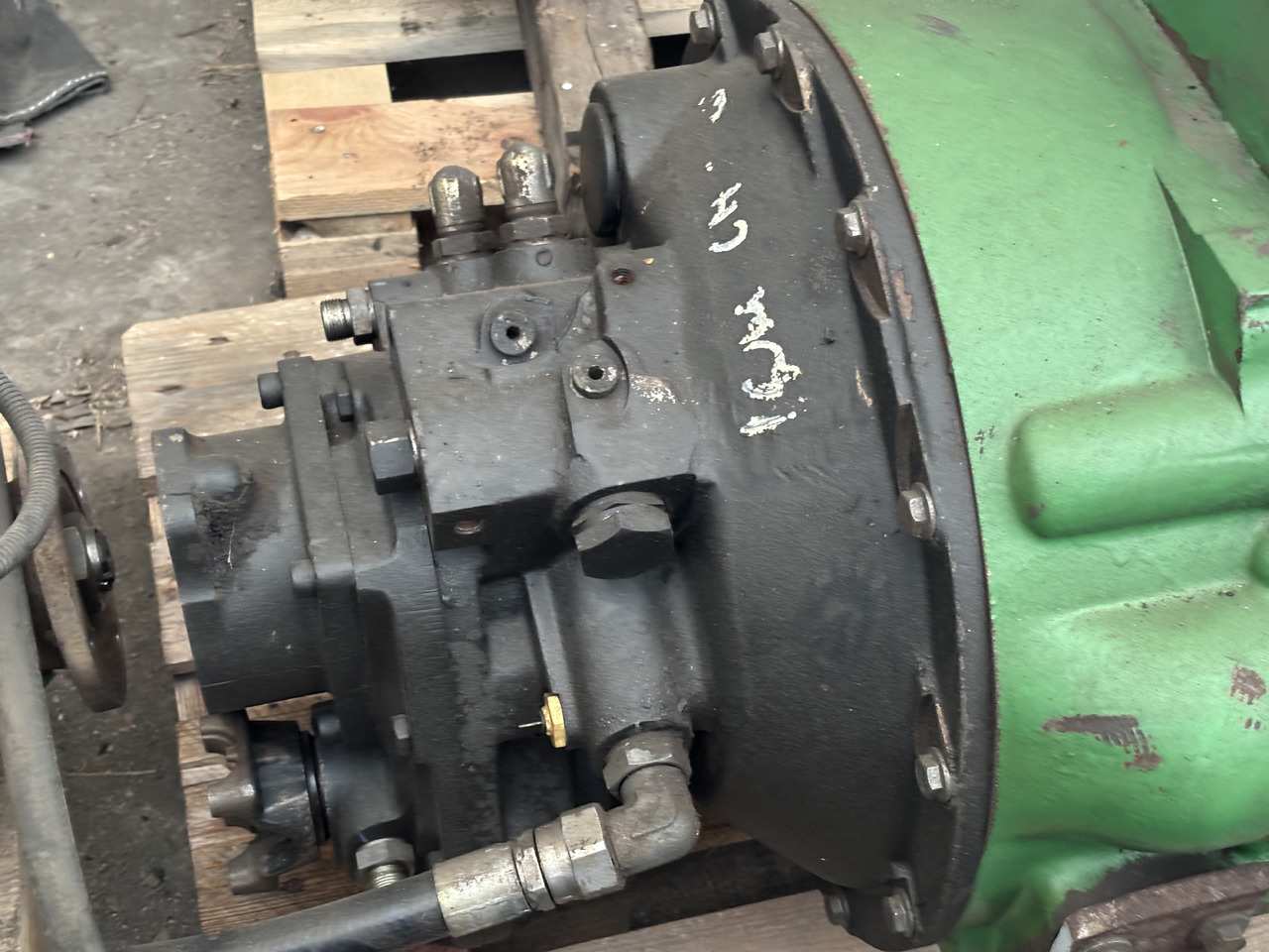 John Deere 3200, 3220, 3400 Silnik Słupek Blok Koło Zamachowe Kolektor Wał Wałek 4045HZ275 - Svinghjul for Landbruksteknikk: bilde 2 John Deere 3200, 3220, 3400 Silnik Słupek Blok Koło Zamachowe Kolektor Wał Wałek 4045HZ275 - Svinghjul for Landbruksteknikk: bilde 2