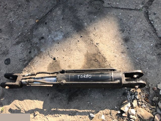 John Deere 4500 Matbro TS 280 - Siłownik Wychyłu Łyźki - Hydraulisk sylinder for Landbruksteknikk: bilde 2 John Deere 4500 Matbro TS 280 - Siłownik Wychyłu Łyźki - Hydraulisk sylinder for Landbruksteknikk: bilde 2