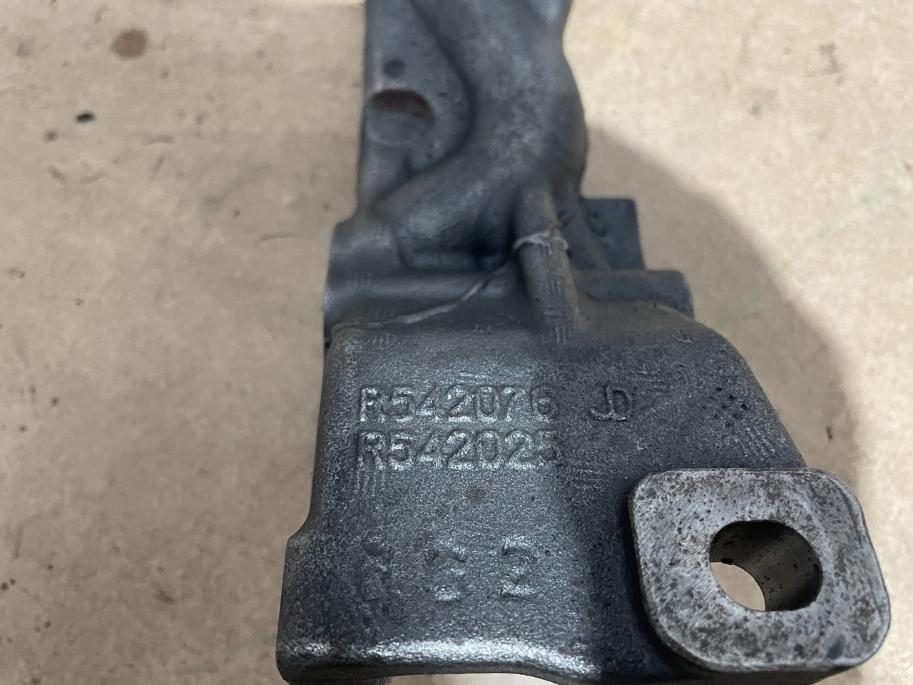 John Deere 6068 - wspornik uchwyt pompy oleju R542076 R542025 - Oljepumpe for Landbruksteknikk: bilde 4 John Deere 6068 - wspornik uchwyt pompy oleju R542076 R542025 - Oljepumpe for Landbruksteknikk: bilde 4