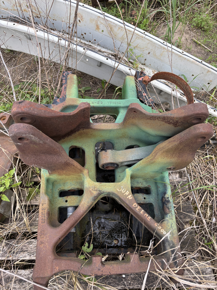 John Deere 6xxxR - support osi przedniej L213734 L213733 - Foraksel: bilde 1 John Deere 6xxxR - support osi przedniej L213734 L213733 - Foraksel: bilde 1