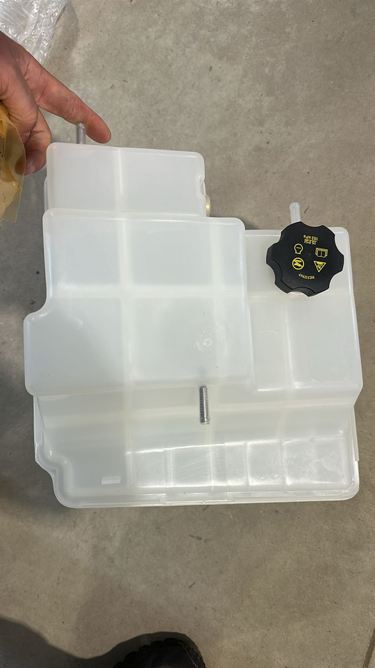 John Deere 7R 7210R 7270R 7230R 7250R 7310R Zbiornik chłodnicy Zbiornik Płynu RE579843 NOWY - Ekspansjonstank for Landbruksteknikk: bilde 4 John Deere 7R 7210R 7270R 7230R 7250R 7310R Zbiornik chłodnicy Zbiornik Płynu RE579843 NOWY - Ekspansjonstank for Landbruksteknikk: bilde 4