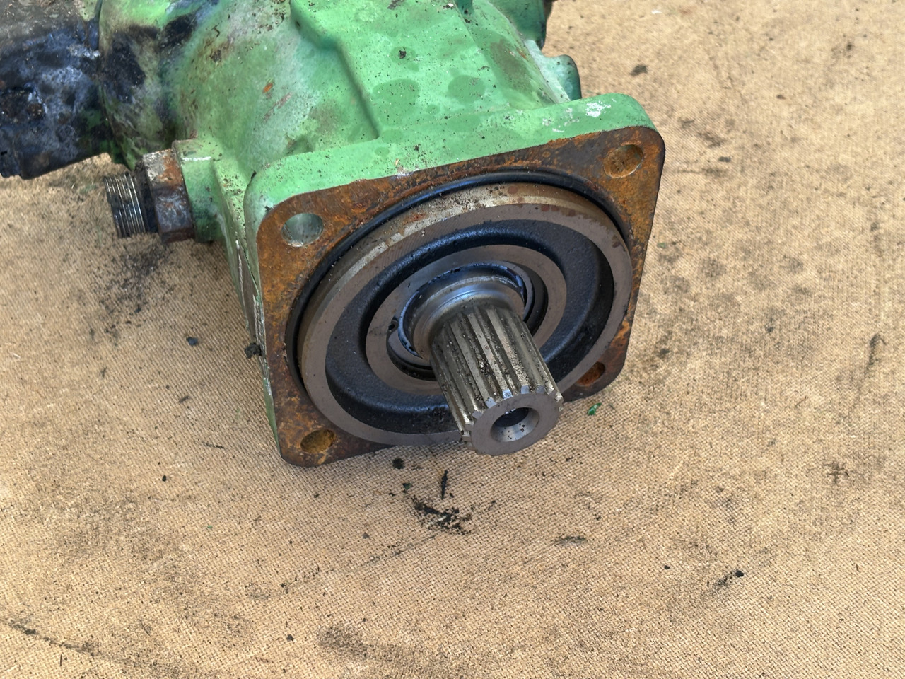 John Deere 8200 8300 8400 8500 Silnik hydrauliczny AXE83863 - Hydraulisk motor for Landbruksteknikk: bilde 3 John Deere 8200 8300 8400 8500 Silnik hydrauliczny AXE83863 - Hydraulisk motor for Landbruksteknikk: bilde 3