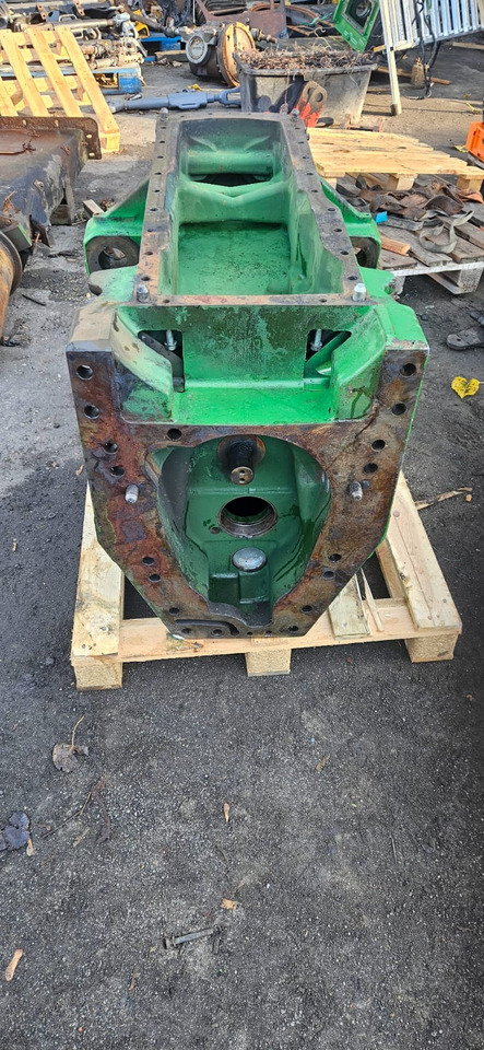 John Deere 8245R 8270R 8295R 8320R 8335R 8345R 8370R 8400R - skrzynka obudowa osi RE587130 RE587131 - Aksel og deler for Traktor: bilde 1 John Deere 8245R 8270R 8295R 8320R 8335R 8345R 8370R 8400R - skrzynka obudowa osi RE587130 RE587131 - Aksel og deler for Traktor: bilde 1