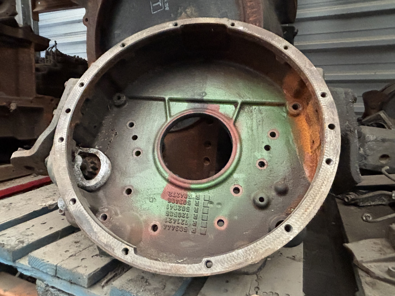 John Deere R503444 R121421 R120586 502941 R503406 R504272 Obudowa Koła Zamachowego - Svinghjul for Landbruksteknikk: bilde 1 John Deere R503444 R121421 R120586 502941 R503406 R504272 Obudowa Koła Zamachowego - Svinghjul for Landbruksteknikk: bilde 1