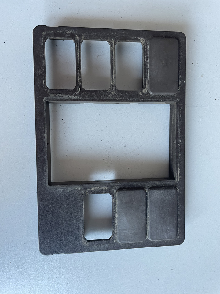 John Deere - płytka osłona wyświetlacza L113568 - Førerhus og interiør for Landbruksteknikk: bilde 1 John Deere - płytka osłona wyświetlacza L113568 - Førerhus og interiør for Landbruksteknikk: bilde 1