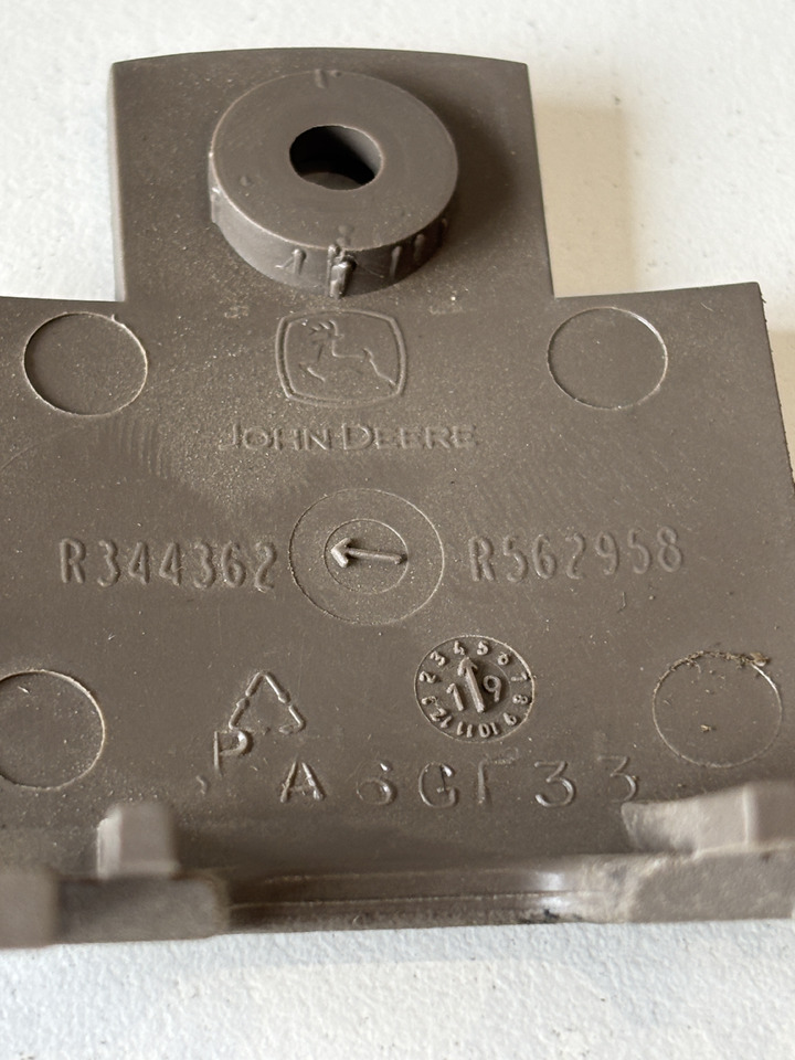 John Deere seria 6000 7000 8000 R - osłona mocowania wyświetlacza R344362 - Førerhus og interiør for Landbruksteknikk: bilde 3 John Deere seria 6000 7000 8000 R - osłona mocowania wyświetlacza R344362 - Førerhus og interiør for Landbruksteknikk: bilde 3
