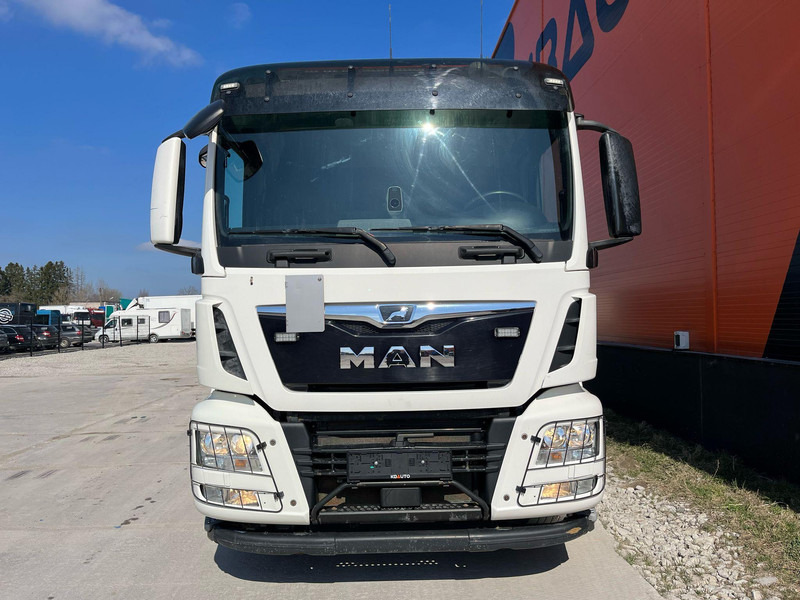 MAN TGS 26.420 6x2*4 HIAB 302E-6 / PLATFORM L=6532 mm - Planbil, Kranbil: bilde 3 MAN TGS 26.420 6x2*4 HIAB 302E-6 / PLATFORM L=6532 mm - Planbil, Kranbil: bilde 3