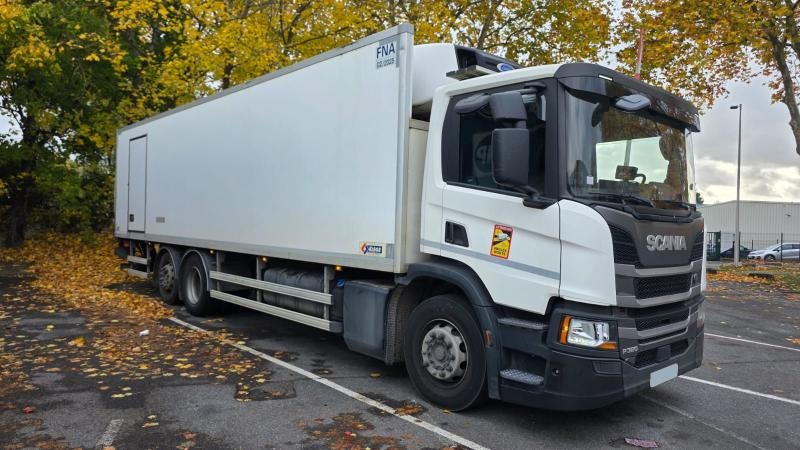 Scania P 320 - Lastebil med kjøl: bilde 1 Scania P 320 - Lastebil med kjøl: bilde 1