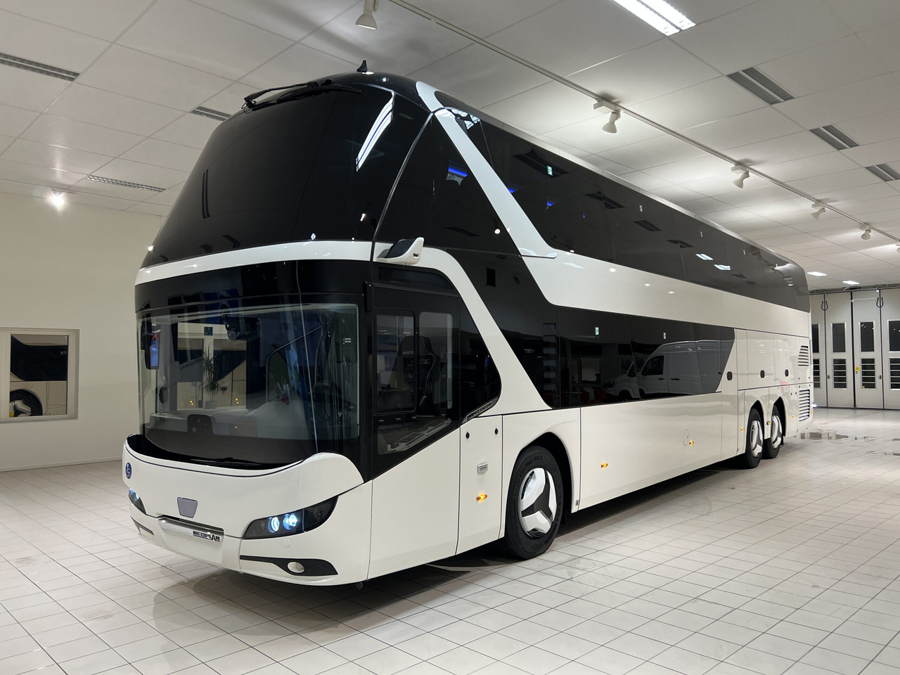 NEOPLAN SKYLINER P06 Euro 6E V.I.P / Exclusive Class (Dark Edition) - Turistbuss: bilde 2 NEOPLAN SKYLINER P06 Euro 6E V.I.P / Exclusive Class (Dark Edition) - Turistbuss: bilde 2