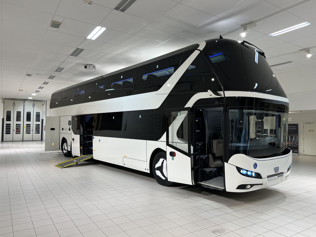 NEOPLAN SKYLINER P06 Euro 6E V.I.P / Exclusive Class (Dark Edition) - Turistbuss: bilde 1 NEOPLAN SKYLINER P06 Euro 6E V.I.P / Exclusive Class (Dark Edition) - Turistbuss: bilde 1