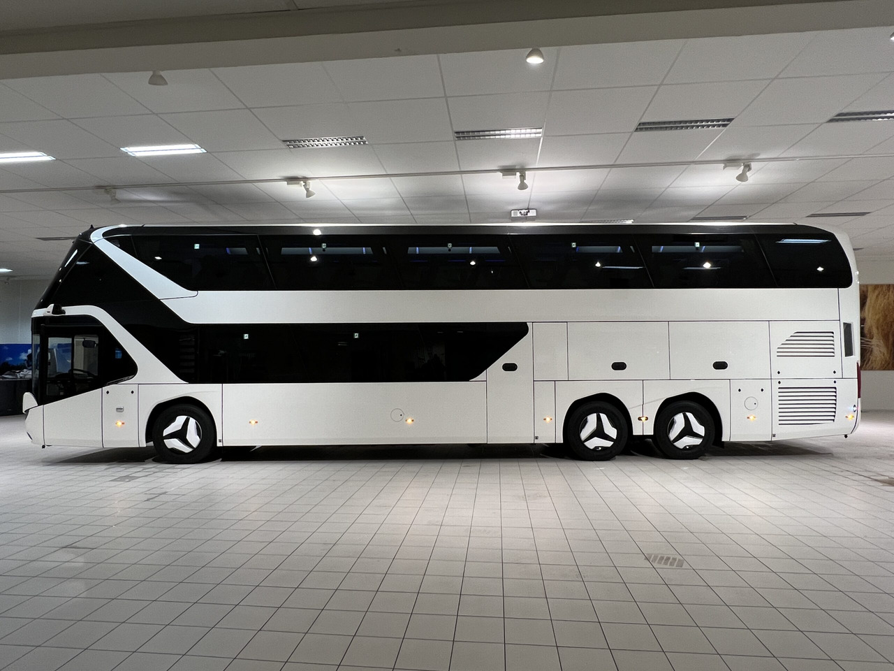 NEOPLAN SKYLINER P06 Euro 6E V.I.P / Exclusive Class (Dark Edition) - Turistbuss: bilde 3 NEOPLAN SKYLINER P06 Euro 6E V.I.P / Exclusive Class (Dark Edition) - Turistbuss: bilde 3