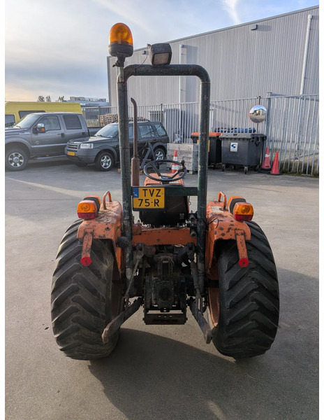 Kubota B8200 D8200 - Traktor: bilde 4 Kubota B8200 D8200 - Traktor: bilde 4