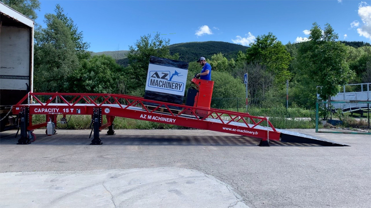 Loading Ramp with with electric tilting bridge - AZ RAMP - STAR- 10T-ZR-E. 10 ton capacity - Lasterampe: bilde 4 Loading Ramp with with electric tilting bridge - AZ RAMP - STAR- 10T-ZR-E. 10 ton capacity - Lasterampe: bilde 4
